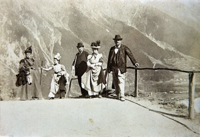 Toeristen in de bergen, Italië, ca. 1895 door Italian Photographer