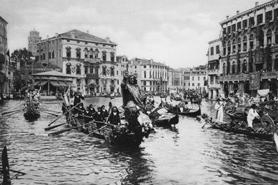Venetië, Canal Grande in feeststemming (zw/w foto) door Italian Photographer