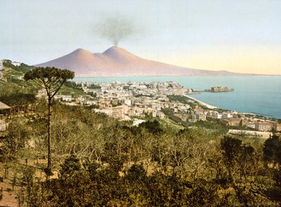 Uitzicht op Vesuvius over de Baai van Napels, 1890-1900 door Italian Photographer