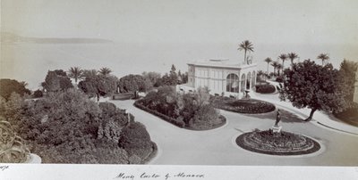 Uitzicht op een van de tuinen van Montecarlo, in het Vorstendom Monaco. In het midden van de tuin, met uitzicht op zee, een prieel door Italian Photographer