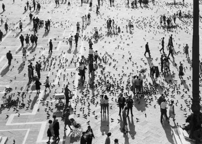 Uitzicht op de menigte op Piazza San Marco, Venetië, ca. 1965 door Italian Photographer