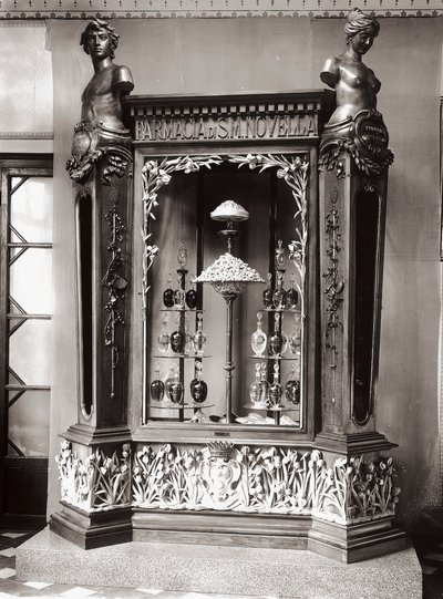 Vitrine, Officina Profumo, Farmaceutica di Santa Maria Novella, Florence, Italië door Italian Photographer