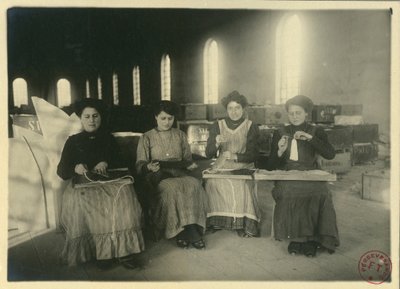 Vrouwen werken in passementerie werkplaats, Italië, foto door F Trembini door Italian Photographer