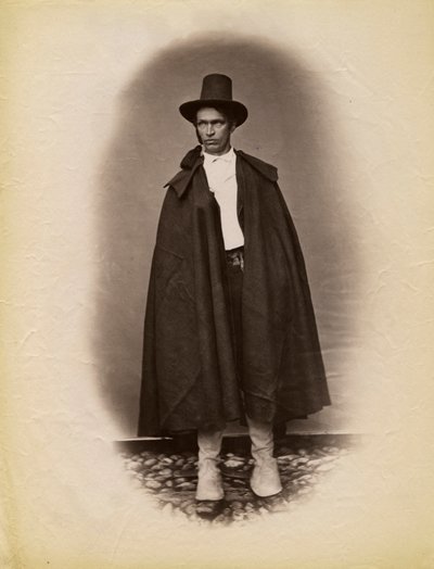 Jonge man met mantel en hoed, Parre, Lombardije, Italië, foto door Premiata Fotografia Taramelli, Bergamo door Italian Photographer