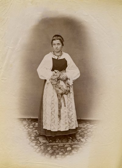 Jonge vrouw in een trouwjurk met een broodring omwikkeld met lint, Parre, Lombardije, Italië, foto door Premiata Fotografia Taramelli, Bergamo door Italian Photographer