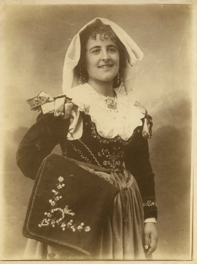 Jonge vrouw in traditionele kleding en hoofdtooi, Abruzzo, Italië door Italian Photographer