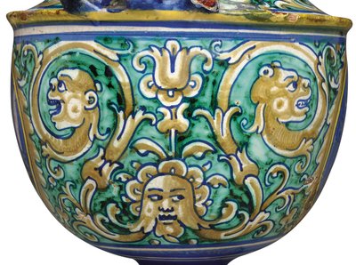 Een Deruta majolica vaas met twee handvatten, c.1525-50 door Italian School