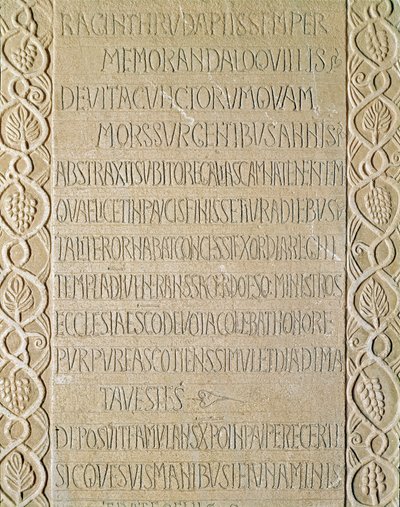Archeologie van de Middeleeuwen. Barbaarse kunst van Lombardije: grafsteen van koningin Ragnetrude, daterend uit 740-750. Lombardische kunst. Pavia, Civiek Museum, Archeologische Sectie door Italian School