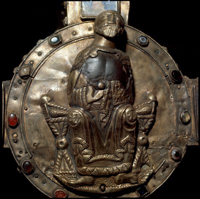 Archeologie van de Middeleeuwen. Barbaarse kunst van Lombardije: Kruis van Desiderio (Kruis van koning Didier). Zilver en goud ingelegd met edelstenen, glas en camee. Detail (detail) van de centrale schijf met Christus op de troon door Italian School