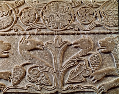 Archeologie van de Middeleeuwen. Barbaarse kunst van Lombardije: pluteus van Prinses Theodote, minnares van Koning Cunipert genaamd de Vrome. Detail van de plaat met griffioenen, circa 720. Lombardische kunst, marmer. Pavia, Museum door Italian School