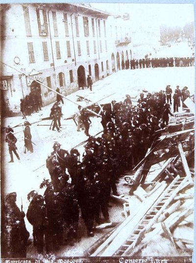 Barricades en het geweerregiment in Via Moscova, tijdens de rellen in Milaan, 6-9 mei 1898 door Italian School