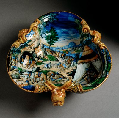 Keramische beker in de vorm van een klaver versierd met de voorstelling van Hannibal tijdens de oversteek van de Alpen geproduceerd in Urbino in de werkplaats Fontana, Italië. Circa 1550 door Italian School