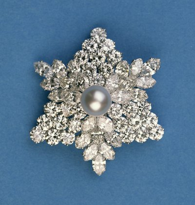Ronde en markiesvormige diamanten sneeuwvlokbroche door Bulgari door Italian School