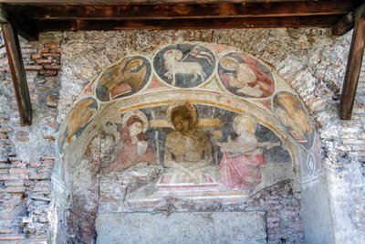 Kruisafneming van Christus tussen de Maagd Maria, St. Johannes, met symbolen van de Evangelisten en Agnus Dei op de boog door Italian School