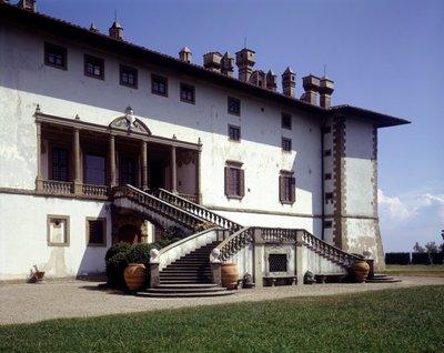 Gevel van Villa Medicea, genaamd de Ferdinanda of de villa van de honderd schoorstenen in Artimino door Italian School