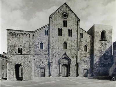 Gevel van de basiliek, gesticht in 1087 om de relikwieën van St. Nicolaas te ontvangen door Italian School