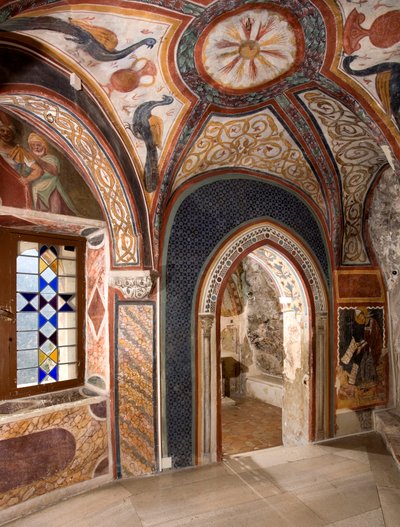 Interieur van de kapel van Sint Gregorius versierd met fresco