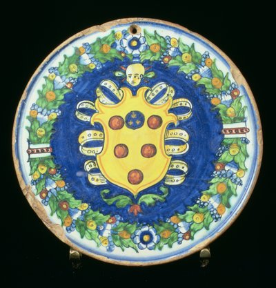 Maiolica bord met het wapen van de Medici en een rand van bladeren en fruit, Italiaans, 16e eeuw door Italian School