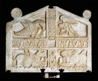 Marmeren sculptuur met symbolen van evangelisten (tetramorf). Anonieme Lombardische beeldhouwer uit de 9e eeuw door Italian School
