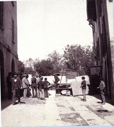 Mannen bouwen barricades bij Porta Garibaldi, tijdens de rellen in Milaan, 6-9 mei 1898 door Italian School