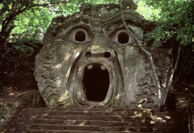 Mond van een fantastische grot, stenen sculptuur in het "Parco dei Mostri" door Italian School