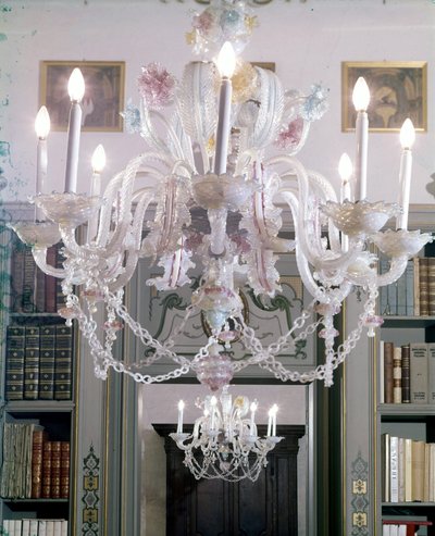 Murano glazen kroonluchter uit de 18e eeuw. Palazzo Lechi in Montirone nabij Brescia. door Italian School