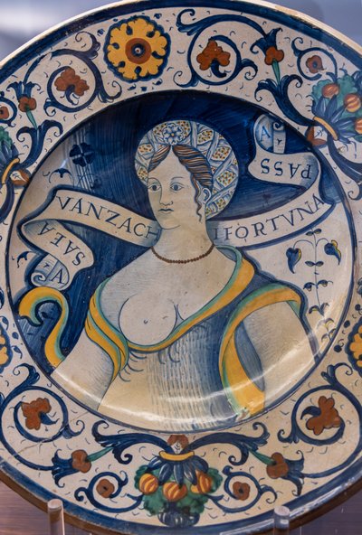 Bord versierd met een buste van een mooie vrouw, met een motief, eerste helft van de 16e eeuw door Italian School