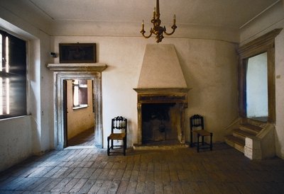 Kamer met open haard in het geboortehuis van Raphael door Italian School