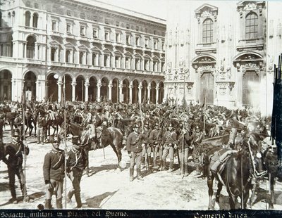 Soldaten, onder bevel van generaal Bava Beccaris, voor de kathedraal, tijdens de rellen in Milaan, 6-9 mei 1898 door Italian School