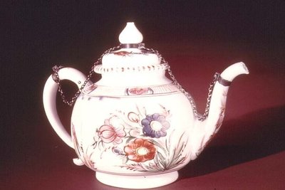 Theepot met geëmailleerd bloemmotief, mogelijk Venetiaans, c.1750 door Italian School