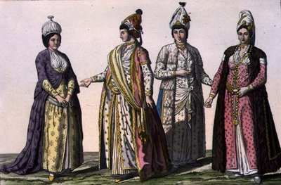 Drie vrouwen in (LtoR) winter-, lente- en zomermode en één in mode voor zwangerschap, plaat 59 uit Deel III, Volume I van 