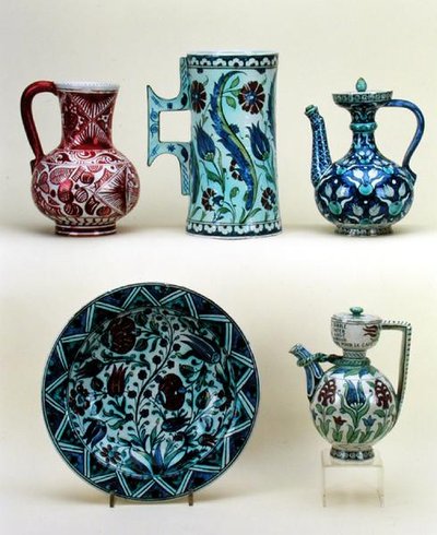 Boven, L-R: Kruik; Grote Bierpul; Oosterse Koffiepot; Onder, L-R: Schotel; Oosterse Koffiepot, allemaal majolica van Cantagalli Fabriek door Italian School