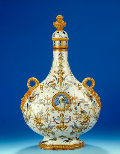 Vaas in de vorm van een kalebas in majolica (maiolica) gemaakt in de faiencefabrieken van Fontana in Urbino in Italië 1570-1580 Parijs, Musee du Petro Palais door Italian School