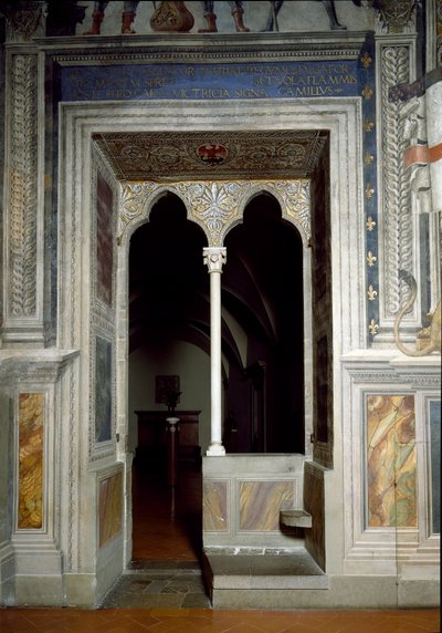 Uitzicht op een raam van de Hal van Lelies gebouwd in 1299-1314 door Italian School