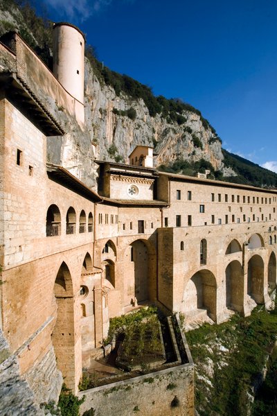 Uitzicht op het klooster van St. Benedetto (Sacro Speco) gebouwd vanaf de 12e eeuw, Subiaco (Rome), Italië door Italian School