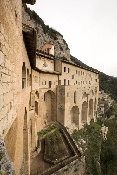 Uitzicht op het klooster van St. Benedetto (Sacro Speco) gebouwd vanaf de 12e eeuw, Subiaco (Rome), Italië door Italian School