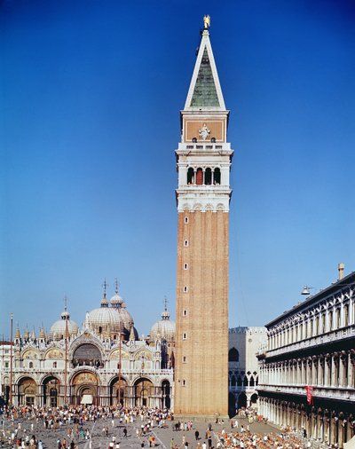 Uitzicht op de campanile en de basiliek van San Marco door Italian School
