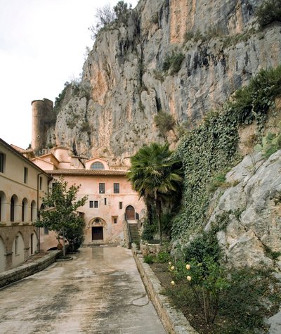 Uitzicht op de binnenplaats van het klooster van St. Benedetto (Sacro Speco) gebouwd vanaf de 12e eeuw, Subiaco (Rome), Italië door Italian School