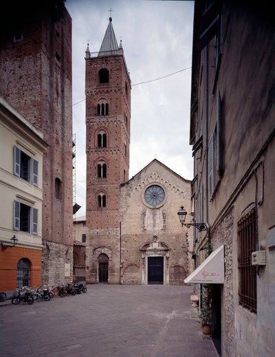 Zicht op de gevel en klokkentoren door Italian School