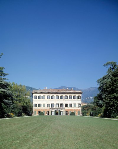 Uitzicht op de gevel van Villa reale di Marlia (of Palazzo Orsetti) door Italian School