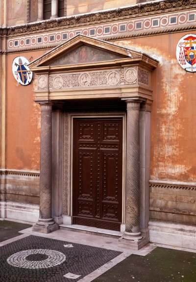 Uitzicht op de veranda met een marmeren fries die (van links naar rechts) Pastore (de eerste kerkeigenaar), Pudenziana, Prassede en hun vader Pudens toont, in het midden het mystieke lam door Italian School