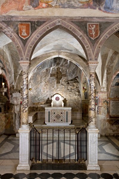 Zicht op het priesterkoor van de Bovenkerk met het hoofdaltaar in cosmateske stijl. 13e eeuw. Klooster van Sint Benedetto (Sacro Speco), Subiaco (Rome), Italië door Italian School