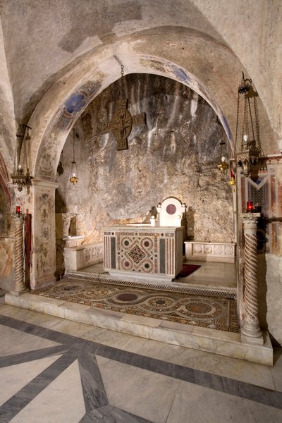 Zicht op de pastorie van de Bovenkerk met het hoofdaltaar in cosmateske stijl. 13e eeuw. Klooster van Sint Benedetto (Sacro Speco), Subiaco (Rome), Italië door Italian School