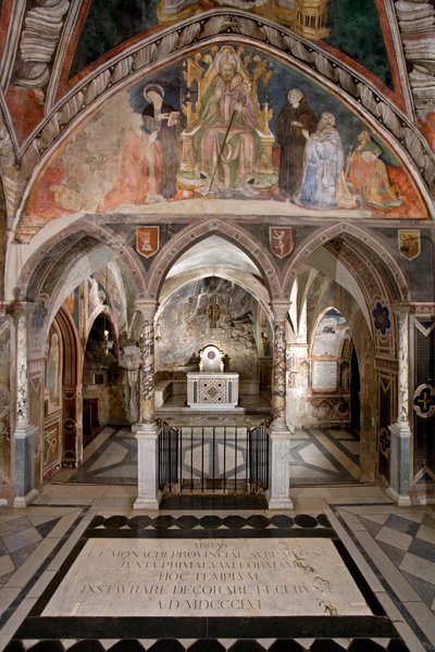 Zicht op het priesterkoor van de Bovenkerk met het hoofdaltaar in de cosmateske stijl, boven het fresco dat Sint Benedictus van Nursia in pontificale kleding op de preekstoel omringd door heiligen en leden van de Anicia-familie, familie van de Romeinse ade door Italian School
