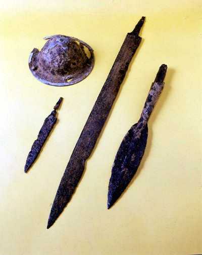 Wapens van een Lombardische krijger: schildparaplu, dolk, zwaard en speerpunt. Museum van Cividale del Friuli. door Italian School