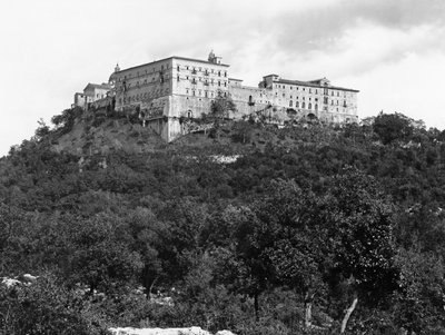 Algemeen zicht op de abdij buiten op Monastery Hill door Italian School Italian School