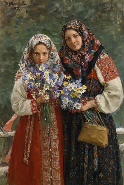 Weidebloemen. Een moeder en haar dochter in elegante folkloristische jurken met een kleurrijke sjaal die hun haar bedekt, houden een boeket weidebloemen vast door Ivan Semyonovich Kulikov