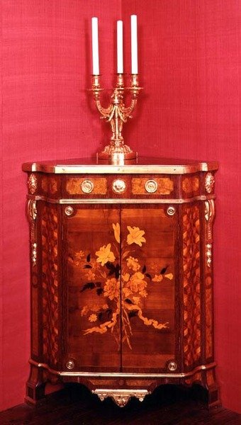 Hoekkast, een van een paar door J.F. Oeben, Parijs, ca. 1760-62 door J.F. Oeben c.1760 62 J.F. Oeben c.1760 62
