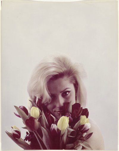 Portret van een vrouw met een bos tulpen door J.F. van Hengel