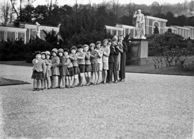 Cavendish familie groep van 16 kleinkinderen in de tuinen van Chatsworth, Derbyshire, 1930 door JR Board